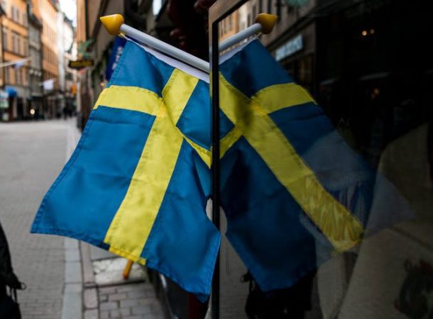 Bandeira da Suécia em rua de Estocolmo na pandemia