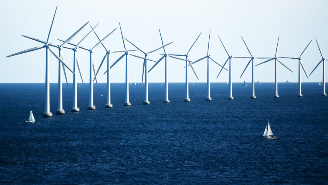 Torres de geração eólica na Dinamarca: líder em energia limpa, o país tem uma das metas de redução de poluentes mais ambiciosas do mundo