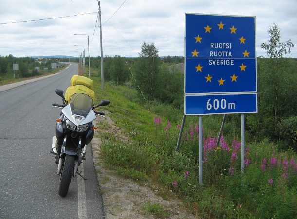 Placa na fronteira entre Suécia e Finlândia: suecos adotaram estratégia diferente da de seus vizinhos nórdicos para enfrentar o coronavírus