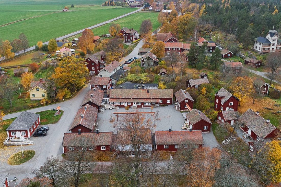 Estrutura do resort da Suécia tem até uma engarrafadora de água, que está no pacote