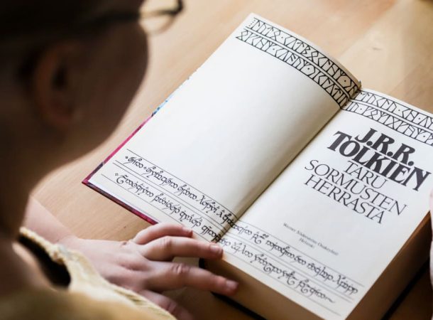 Fãs do escritor J.R.R. Tolkien querem aprender finlandês no app de idiomas Duolingo