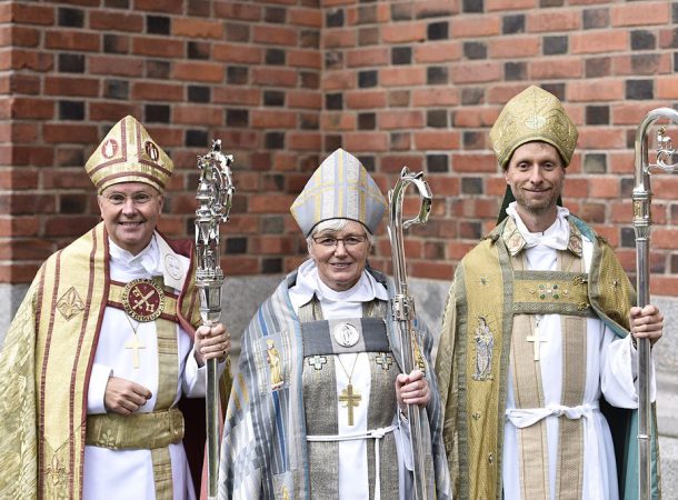 Antje Jackelén (centro) é arcebispa da Igreja Luterana da Suécia desde 2014