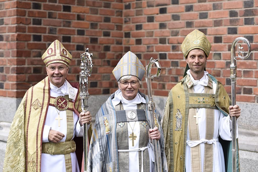 Antje Jackelén (centro) é arcebispa da Igreja Luterana da Suécia desde 2014