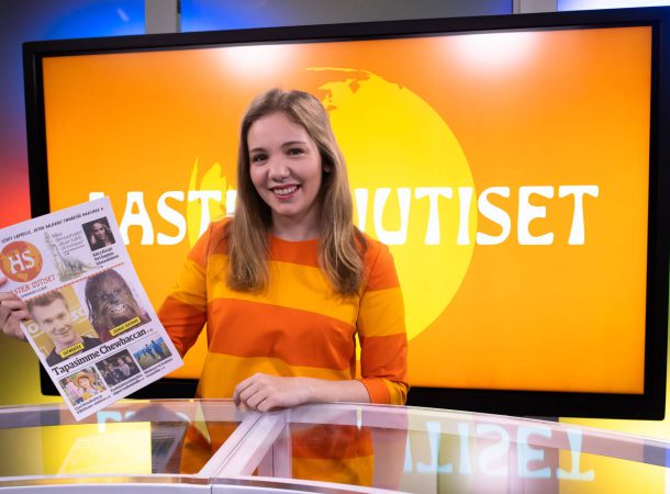 A jornalista Fanny Fröman com a edição impressa do jornal "Lasten Uutiset", jornal finlandês voltado a crianças