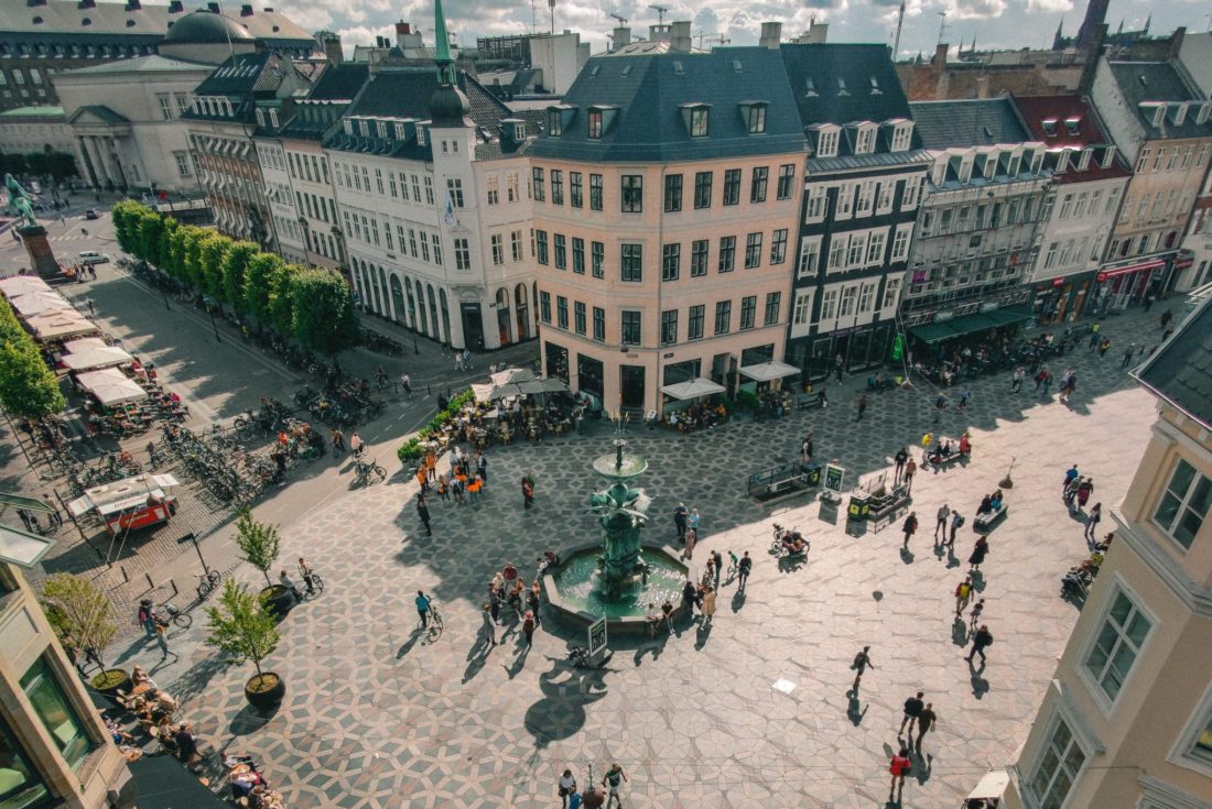 A praça de Strøget, em Copenhague, país que começou a retomar atividades após dois meses de forte isolamento social na pandemia